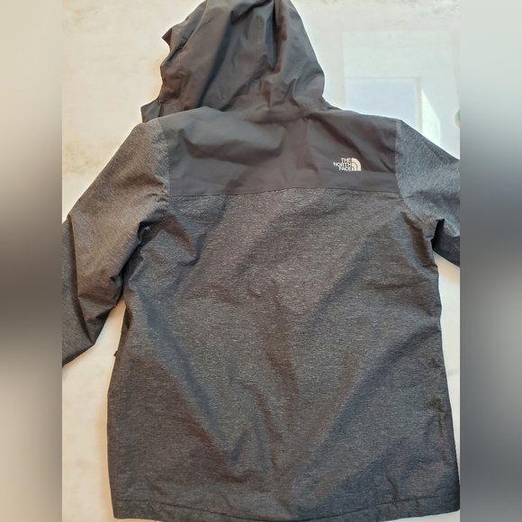 The North Face Boys Hooded Jacket - Picture 4 of 10